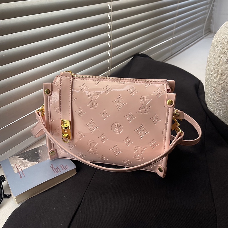 Classic Design Collection 2026 - огляд і ціна Women'S Bags New Collection